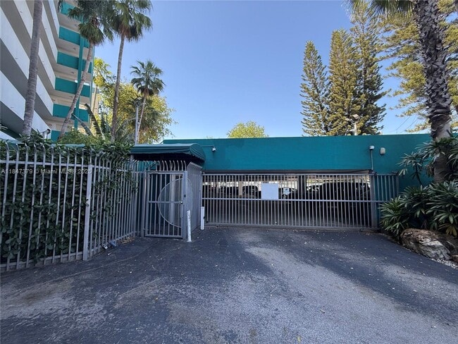 Building Photo - 1700 NW N River Dr