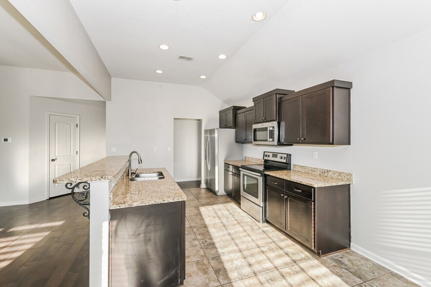 Building Photo - 2805 S Cherry Dr