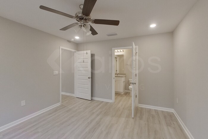 Building Photo - 305 Monarch Ln