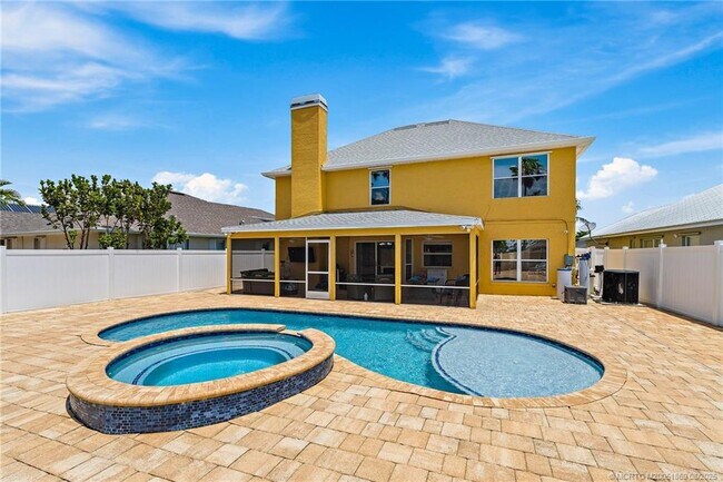 Building Photo - 728 NW Waterlily Pl
