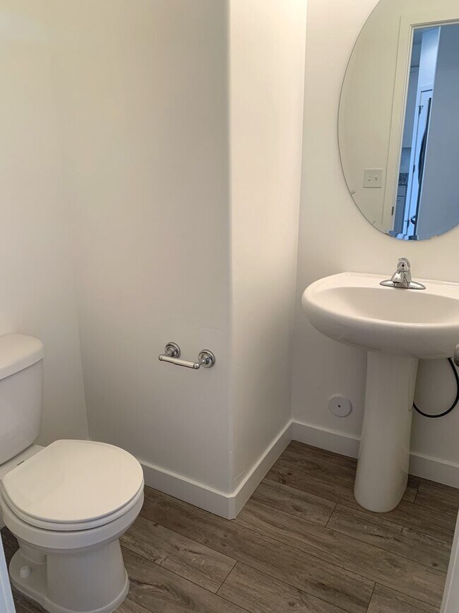 Building Photo - Move In & Get 2 Weeks Free! 3 Bed 2.5 Bath Townhome in West Haven