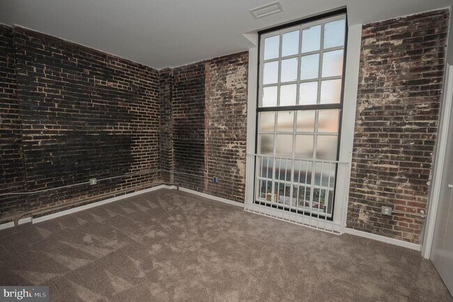 Building Photo - 218 W Main St