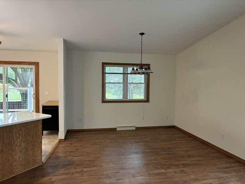 Building Photo - 925 Sky Ridge Dr