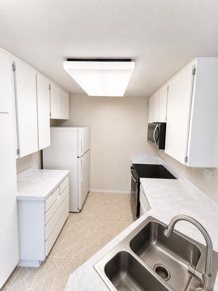 Building Photo - 9705 Mesa Springs Way