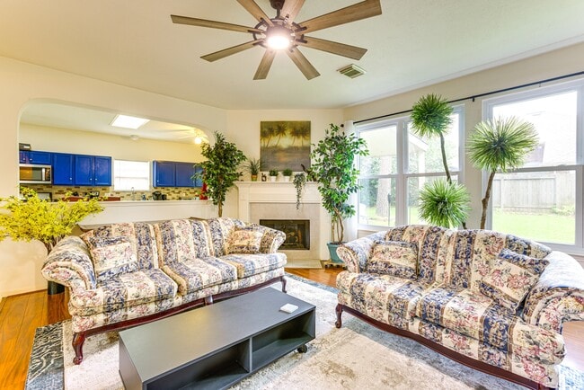 Building Photo - 618 Bending Bough Dr