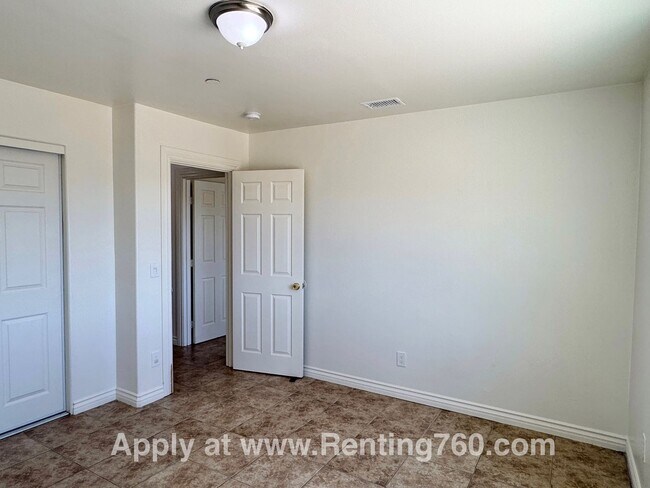 Building Photo - 3 Bed 2 Bath Home With Scenic Desert Views