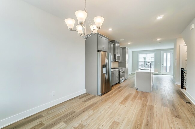 Building Photo - 3 Bedroom Townhome minutes from South End!