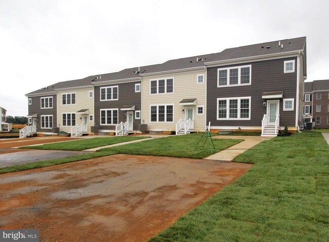 Building Photo - 851 Mapleton Ave