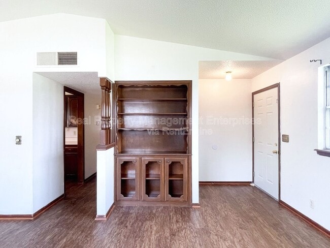 Building Photo - 4841 Newport Dr