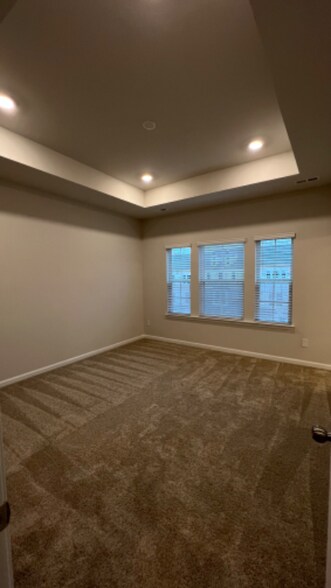Building Photo - 10009 Hemingway Pl
