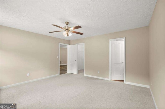 Building Photo - 200 E Country Woods Dr