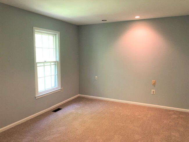 Building Photo - Updated Townhome Close to METRO
