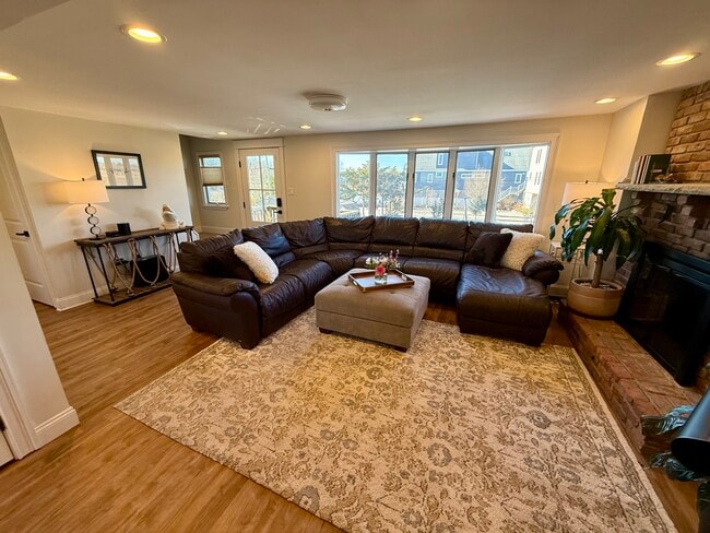 Building Photo - 256 Alley Ave