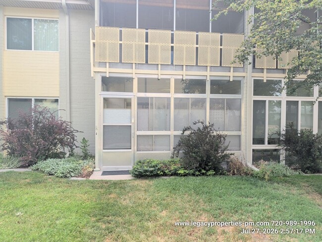 Building Photo - 725 S Clinton St
