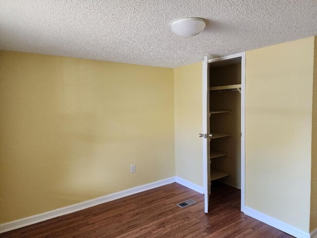 Building Photo - LOVE SIZE!