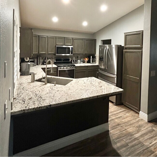 Building Photo - 901 E Julia Way