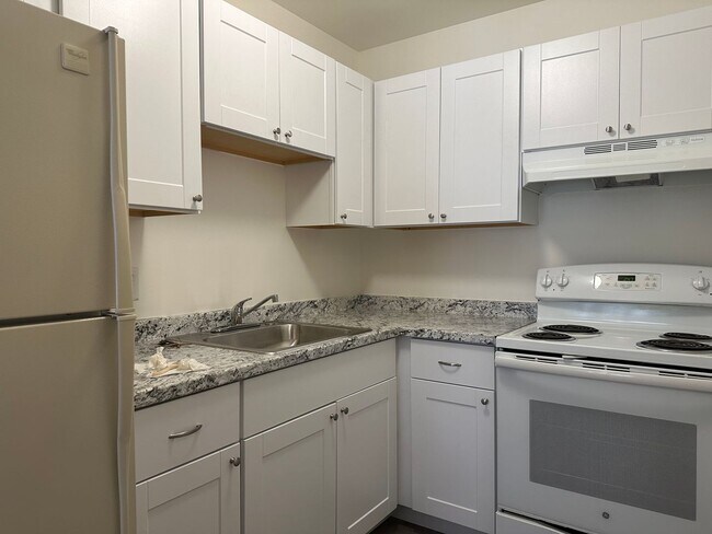 Building Photo - Spacious 1 Bed/1bath close to CU with Reserved Parking