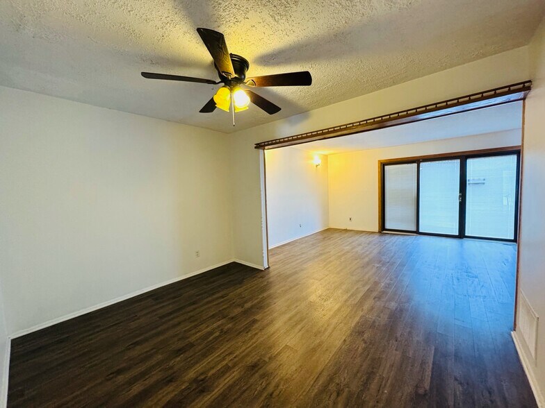 Building Photo - 713 E Brookside Ln