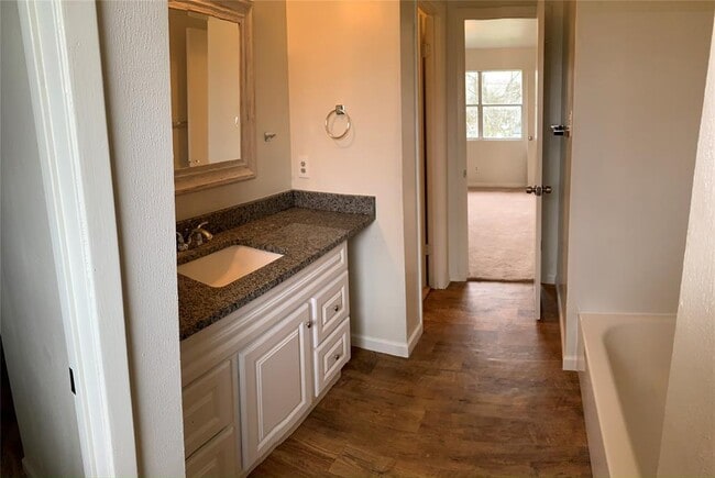 Building Photo - 516 San Saba St