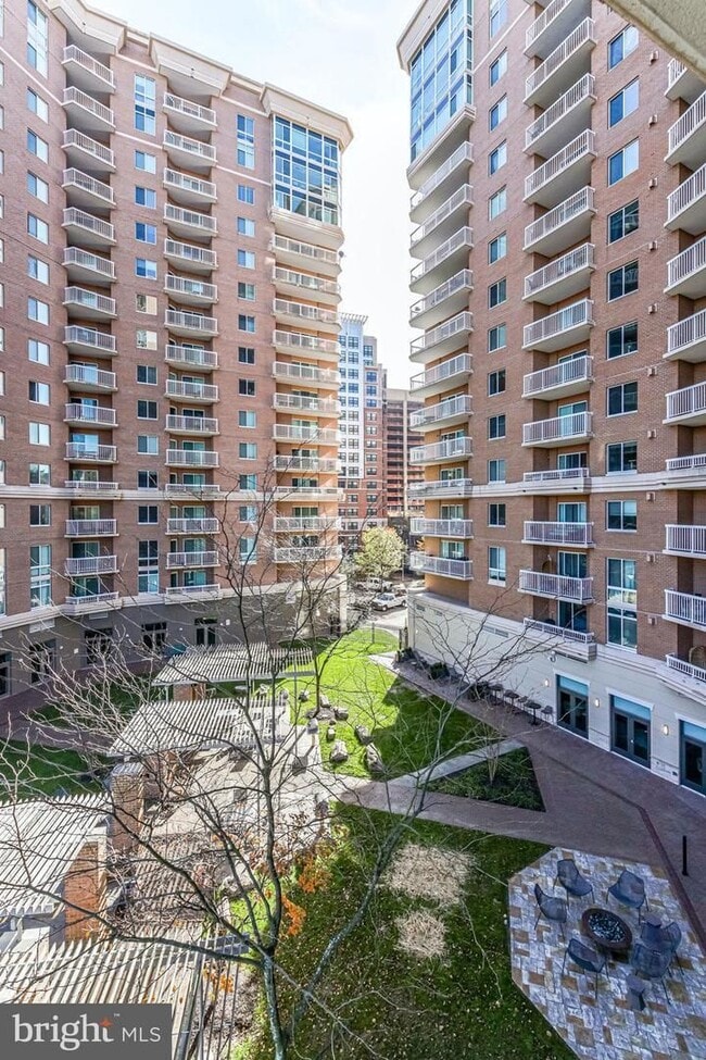 Building Photo - This contemporary, sun-drenched condo is perfect for you!