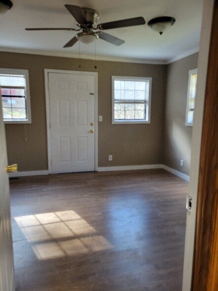 Building Photo - 895 W Schmitt Rd