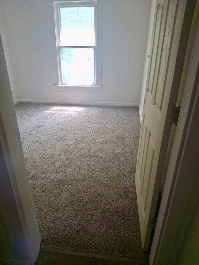 Building Photo - 2 Bedroom 1 Bath with All New Interior