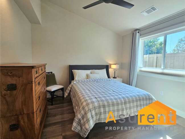 Building Photo - Beautiful fully furnished, single level 3 ...