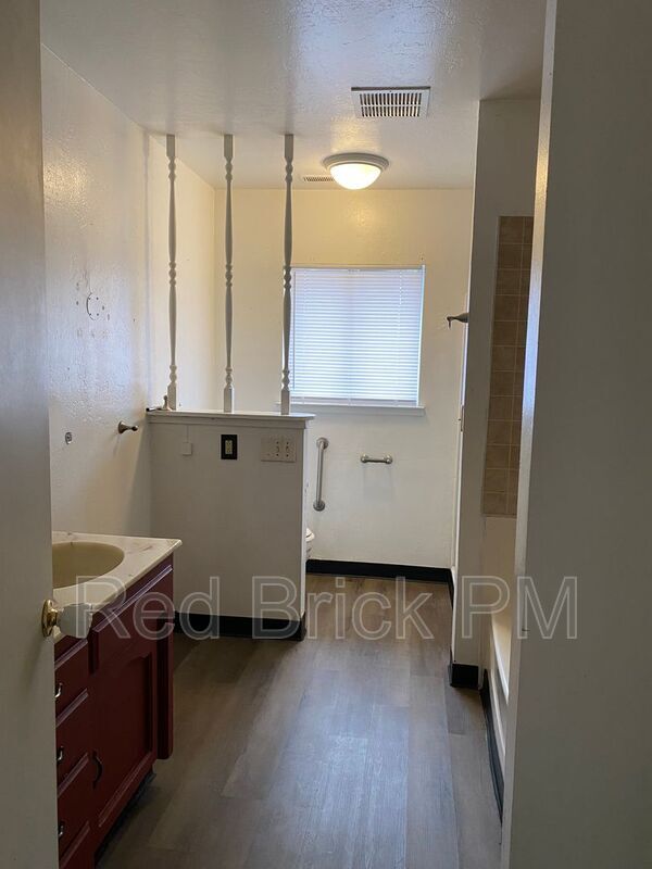 Building Photo - 800 E 23rd St