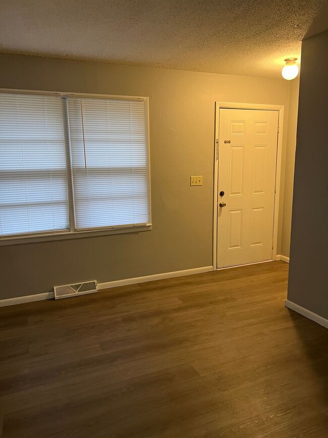 Building Photo - 2 bedrooms, 1 bath duplex
