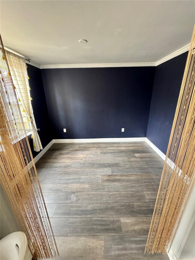 Building Photo - 520 SE 5 Ave