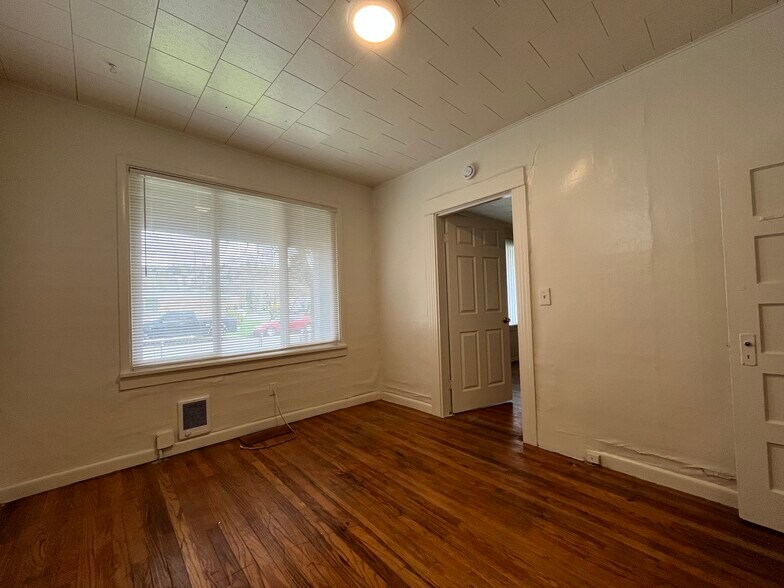 Building Photo - 445 Smithers Ave S
