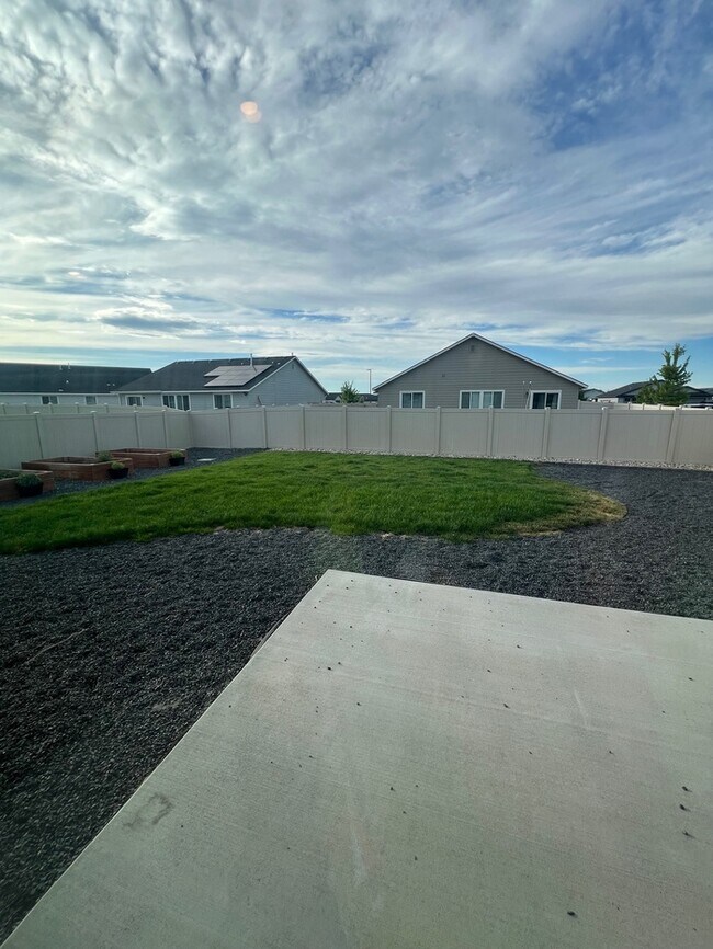 Building Photo - 3 Bed 2 Bath Nampa!