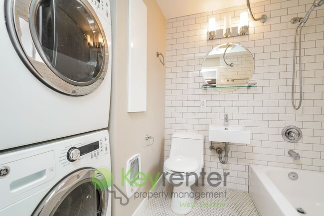 Building Photo - Inviting 3bed Seattle Home with Garage, Yard, and Parking!