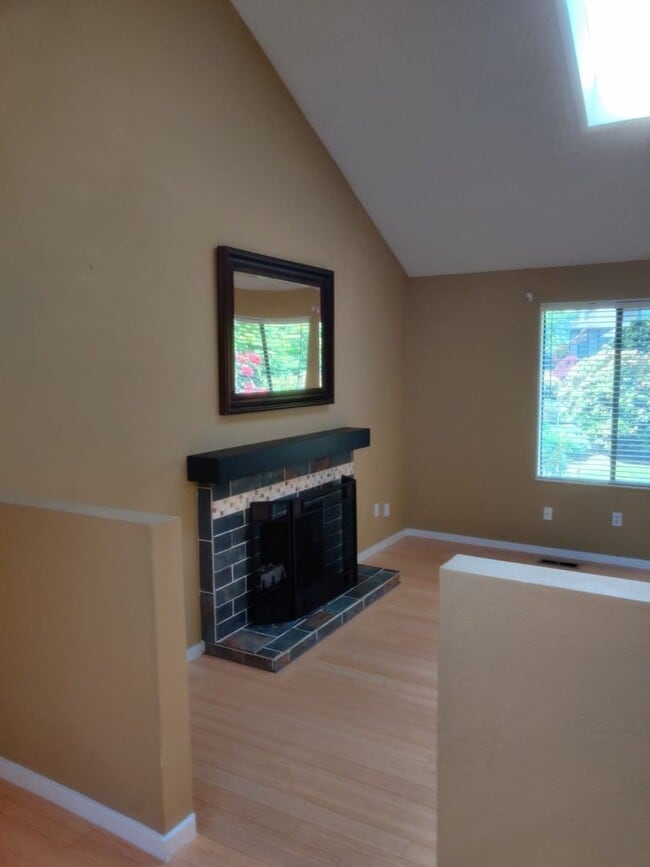 Building Photo - Private access to Lake Sammamish house