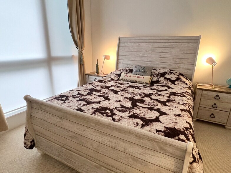 Building Photo - Room in Townhome on New Bern Ave