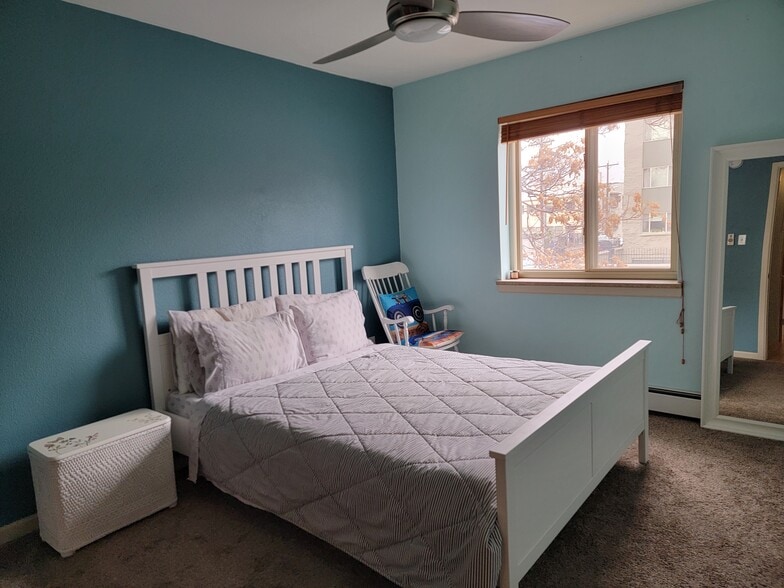 Bedroom bright and cheerful - 1231 N Downing St