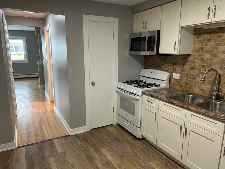 Building Photo - 9610 N Greenwood Ave