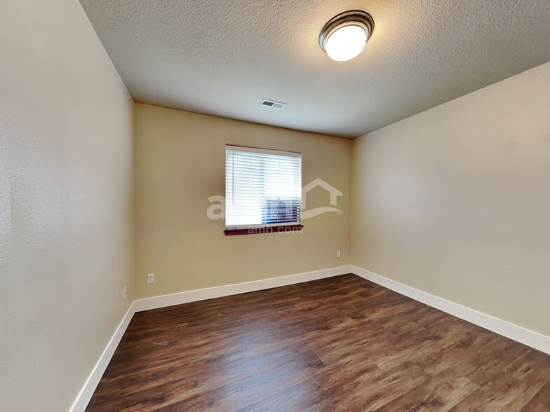 Building Photo - 1115 SE Rollins Ave