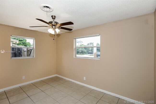 Building Photo - 351 SW 31st Ave