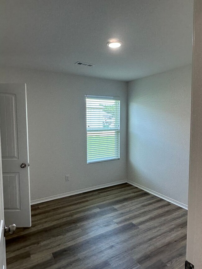 Building Photo - *Pre-leasing* NEWER Three Bedroom | Two Ba...