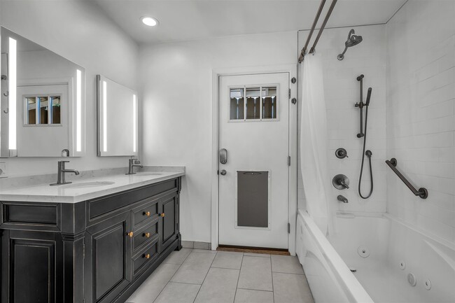 Ensuite primary bath - 1029 N California St