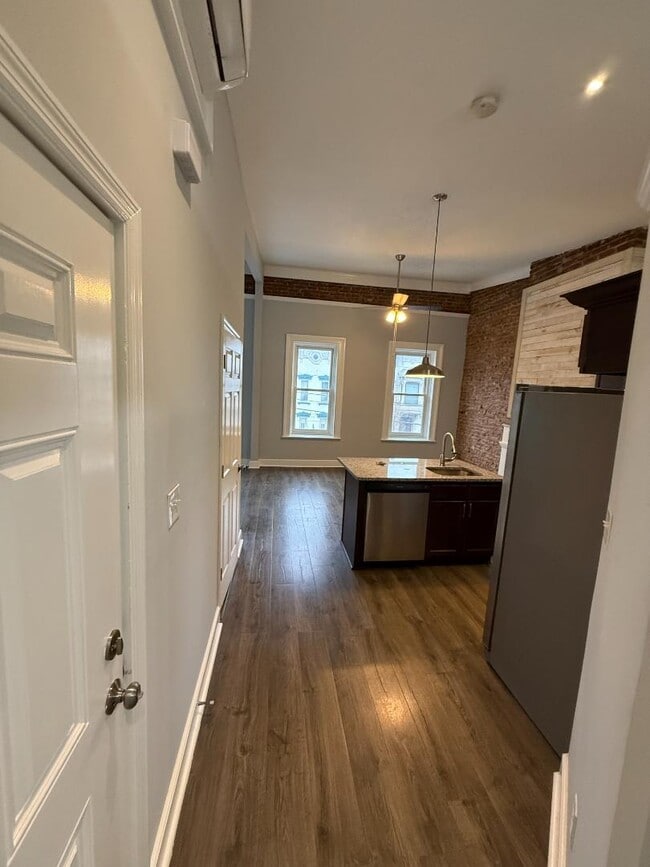 Building Photo - 293 Lark St