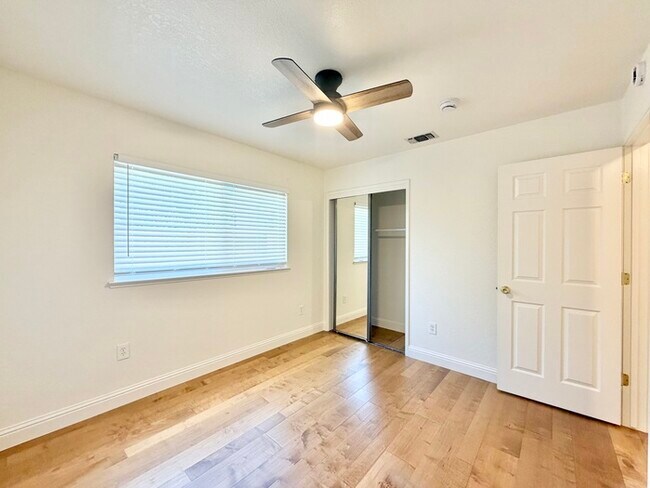 Building Photo - Beautifully updated 3 bedroom 2 bathroom duplex in Carmichael!