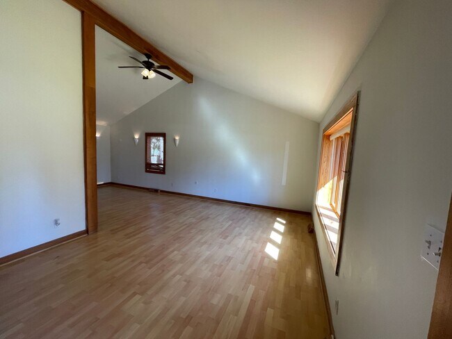 Building Photo - Split Level Home near Willow Lawn