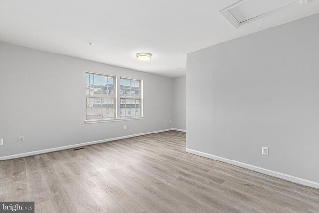 Building Photo - 2752 Manhattan Pl