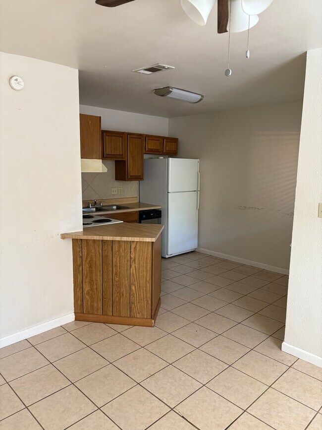 Building Photo - 1642 Post Rd