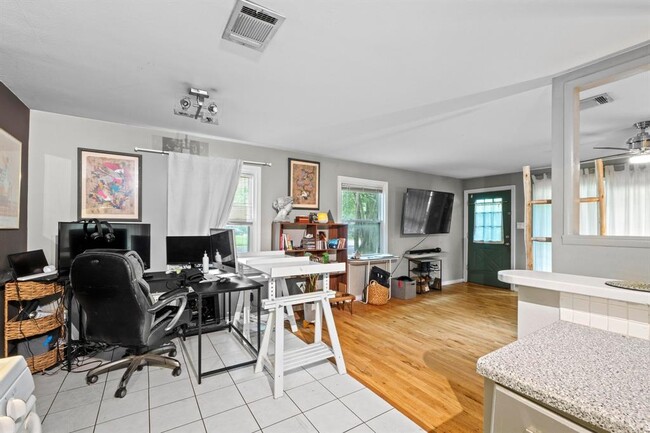 Building Photo - 3000 Fontana Dr