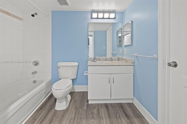 Building Photo - 1200 Brickell Bay Dr