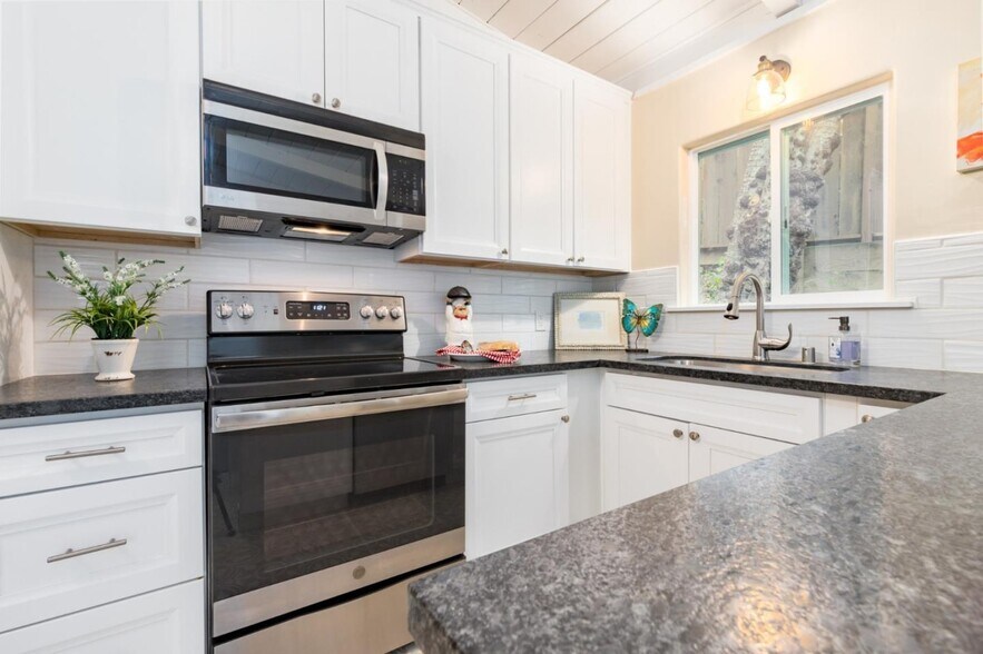 Electric range with microwave/hood combo. - 665 Cathedral Dr
