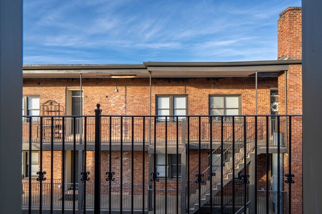 Building Photo - Luxurious townhouse on Cherry St!